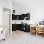Beautiful First Floor Apartment In Central London